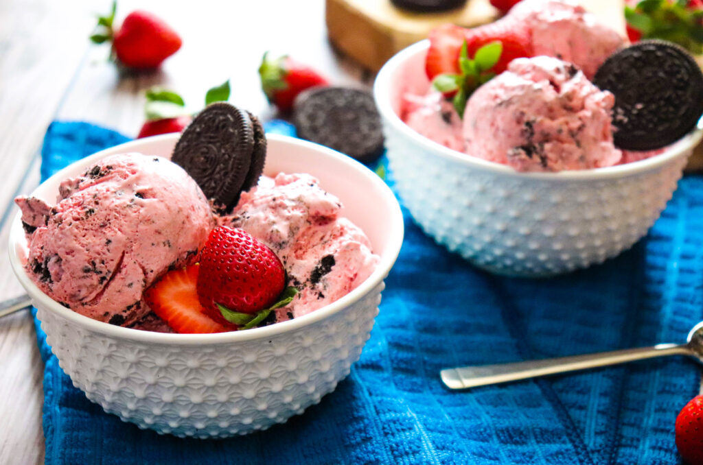 Strawberry Ice Cream with Oreo Cookies - Παγωτό Φράουλα με Μπισκότα Oreo